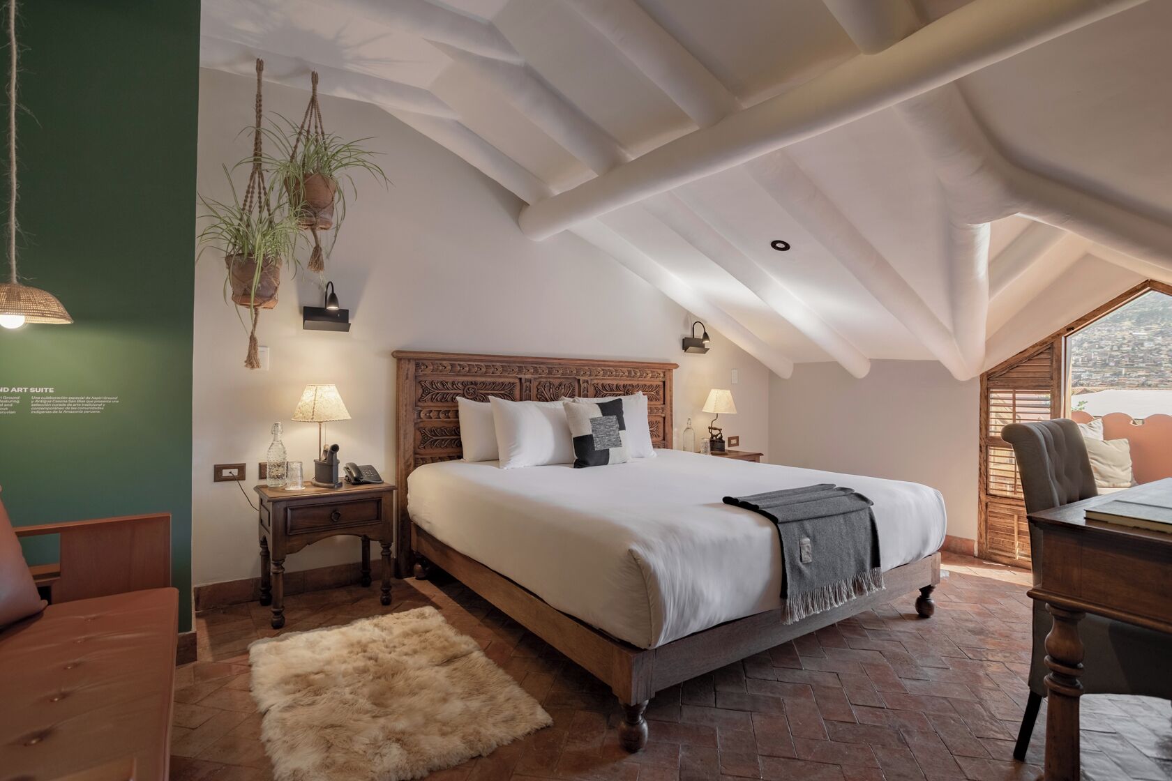 客房 (Xapiri Ground Art Suite) | 高档床上用品、羽绒被、客房内保险箱、办公桌