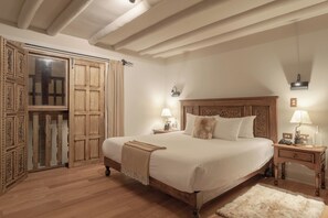 Suite | Hochwertige Bettwaren, Daunenbettdecken, Zimmersafe, Schreibtisch