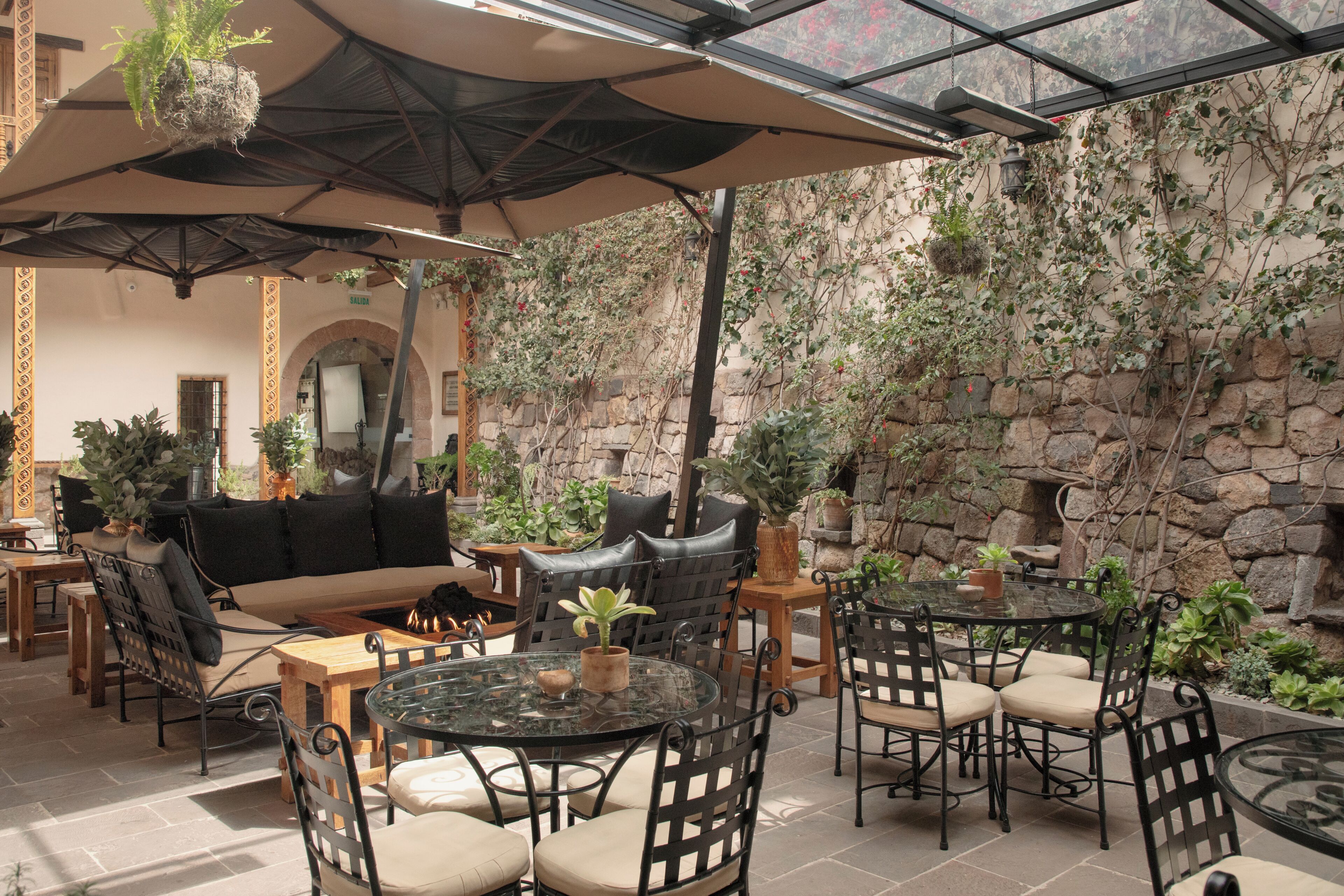 สนามรอบบริเวณ