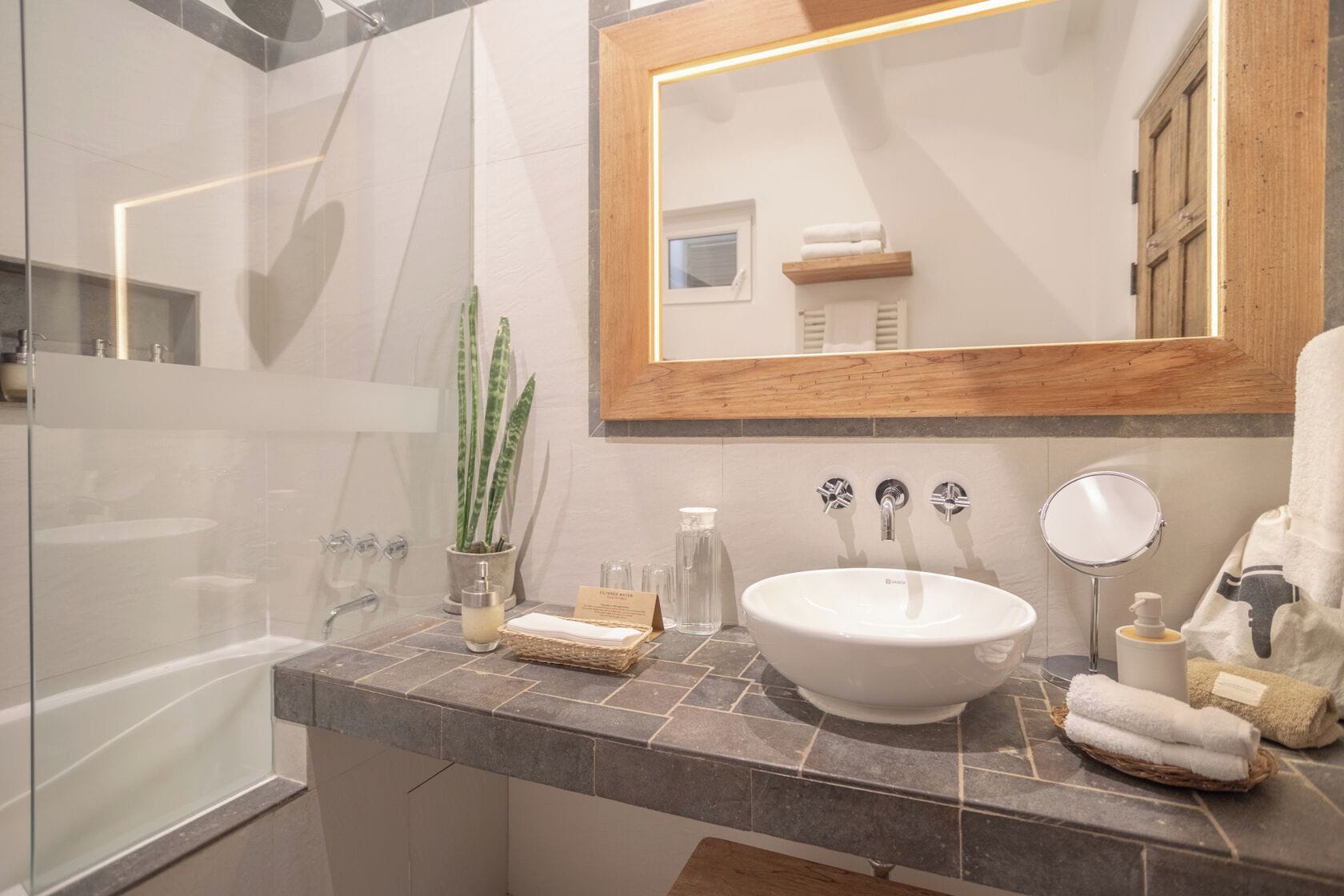 Art Balcony Superior | Bathroom | Shower, eco-friendly toiletries, hair dryer, towels