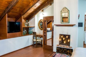 Junior Suite | Living area | Flat-screen TV, fireplace - Casa Santa Lucía (San Cristóbal de las Casas)