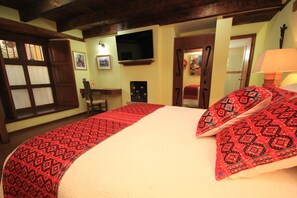 Queen Room | In-room safe, individually decorated, individually furnished, desk - Casa Santa Lucía (San Cristóbal de las Casas)