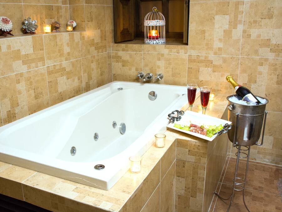 Jetted bathtub