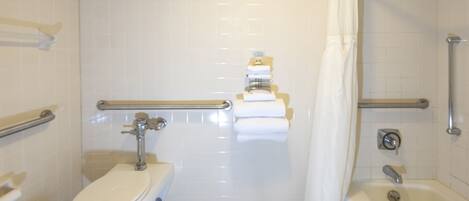 Un baño con inodoro, bañera y ducha.