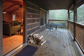 Chalet rustique, 2 chambres, cuisine | Terrasse/patio