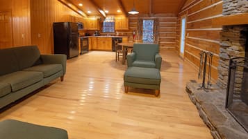 小屋, 2 间卧室, 厨房 | 起居区 | 32-英寸纯平电视 (配备有线频道)、电视