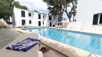 Piscina a l'aire lliure, para-sols i gandules