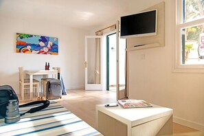 28-inch flat-screen TV with satellite channels, TV - Apartamentos Cala Blanca (Ciutadella de Menorca)