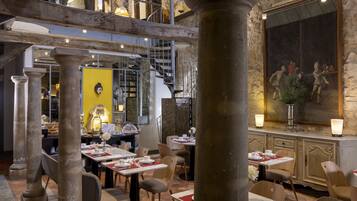 Desayuno buffet todos los días (EUR 21 por persona)