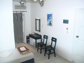 Habitación doble | Zona de estar | Una televisión de plasma
