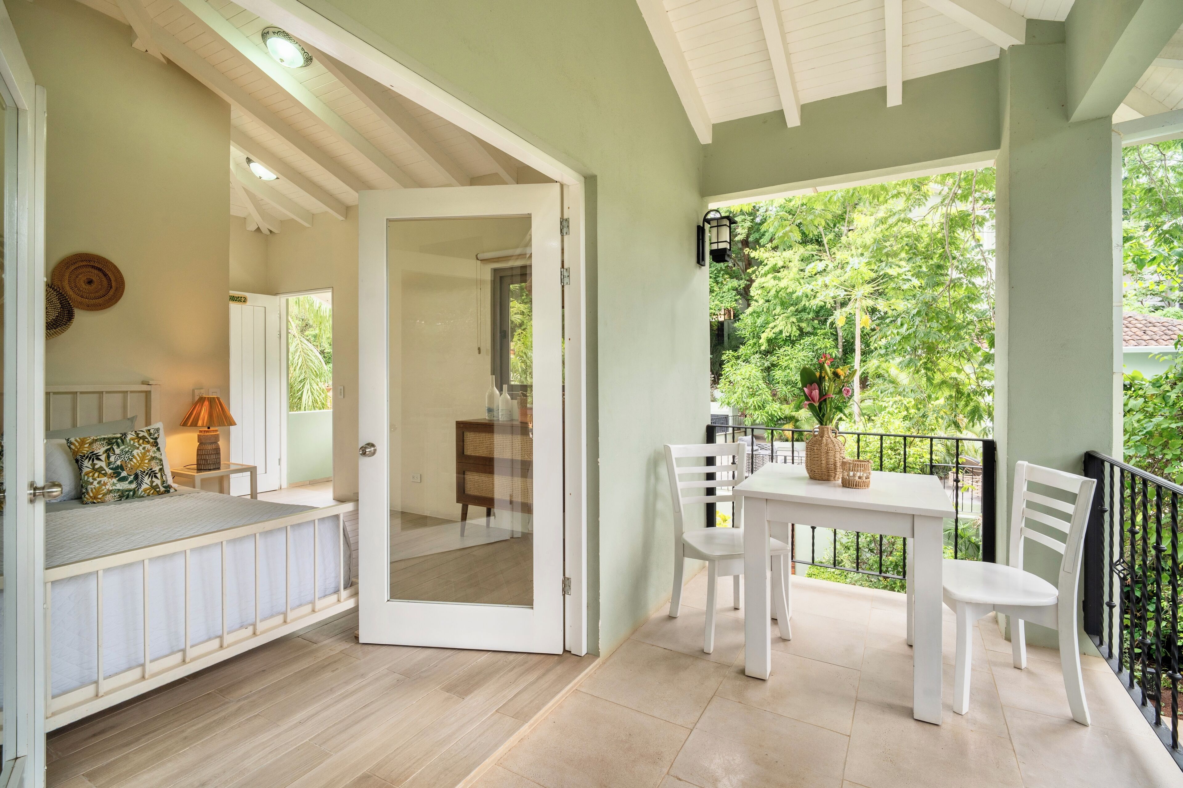 尊榮開放式套房, 1 張加大雙人床 | 露台/庭院