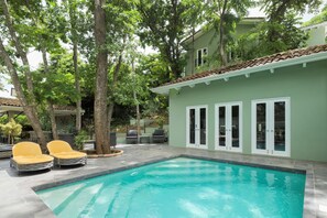 Piscine extérieure, chaises longues