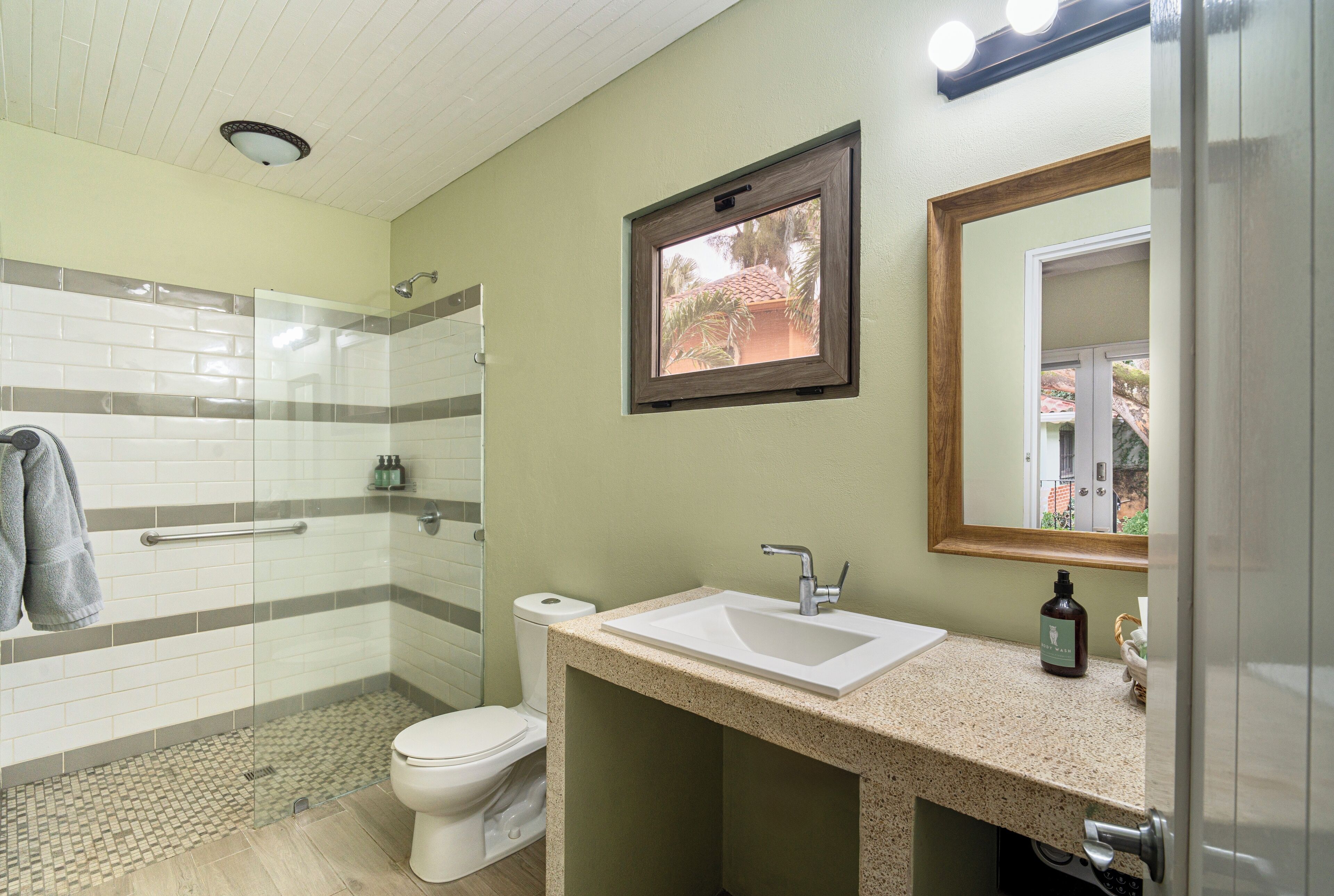 Deluxe Studio Suite, 1 Queen Bed | Bathroom