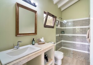Suite Studio Supérieure, 1 grand lit | Salle de bain