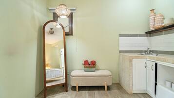 Deluxe Studio Suite, 1 Queen Bed | WiFi (free), individually decorated, individually furnished, bed sheets