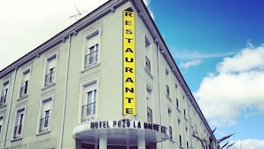 A building with a sign reading "RESTAURANTE" and "HOTEL POZO LA BREVE TU". - Hotel Pozo De La Nieve (Tordesillas)