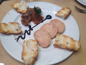 A plate with bread, meat slices, and a sauce. - Hotel Pozo De La Nieve (Tordesillas)