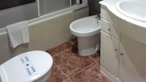 Ein Badezimmer mit Toilette, Bidet und Waschbecken.