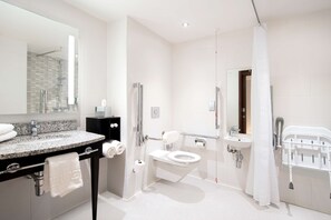 Shower, free toiletries, towels - Hampton by Hilton Dundee City Centre (Dundee)