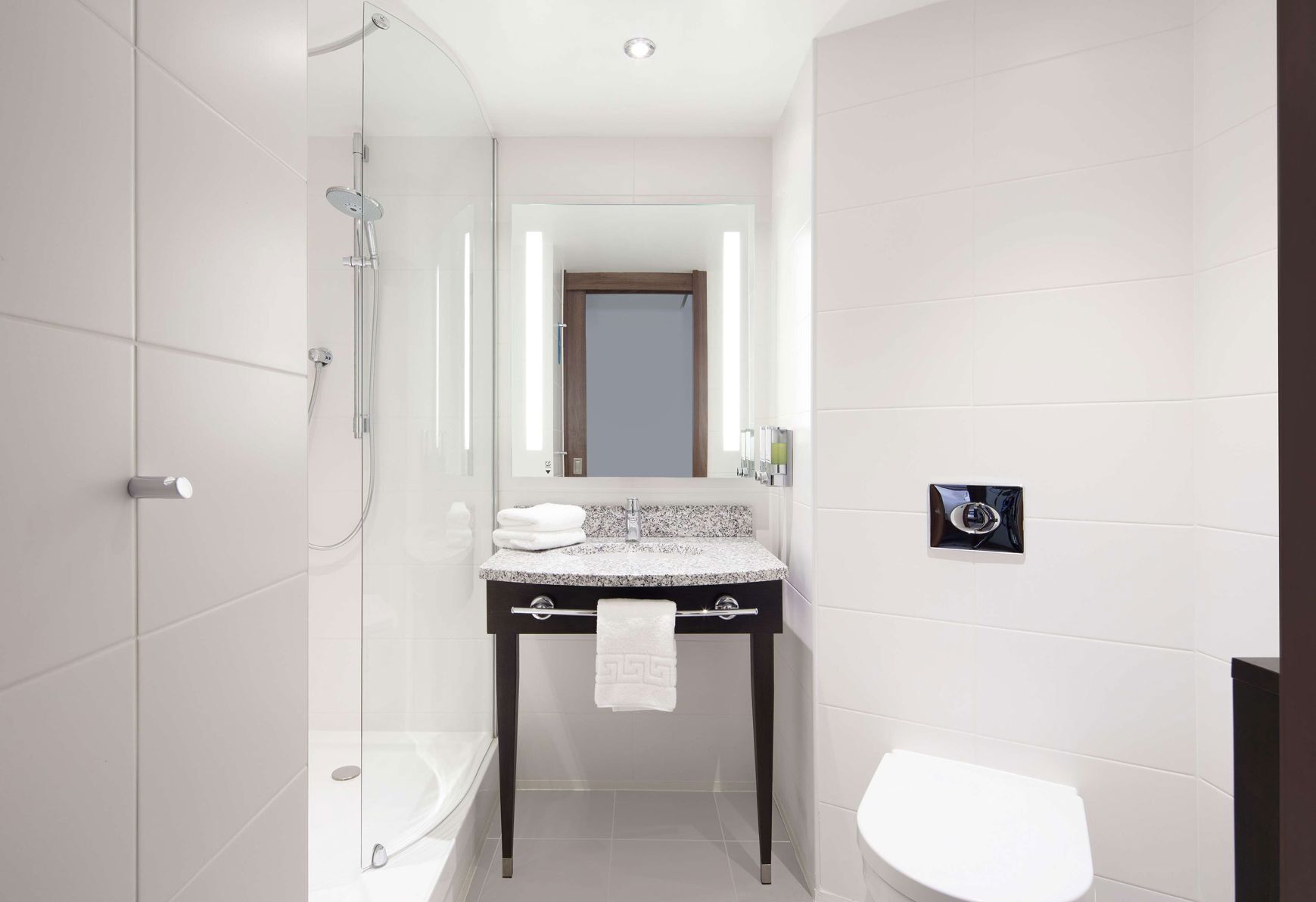 Salle de bain | Douche, articles de toilette gratuits, serviettes fournies