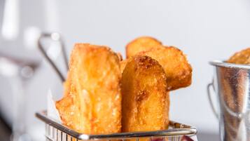 Una cesta con alimentos fritos.