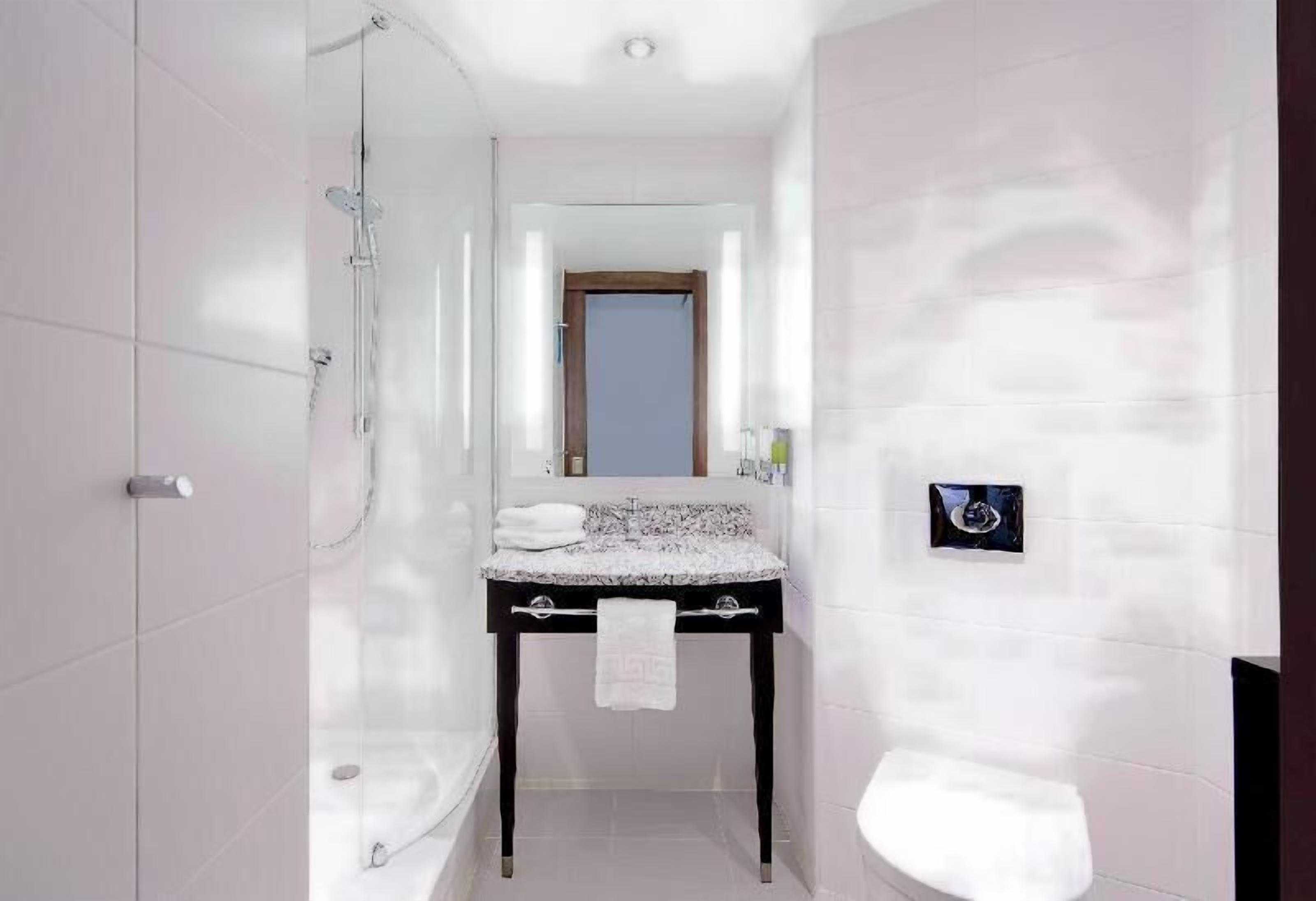 Salle de bain | Douche, articles de toilette gratuits, serviettes fournies