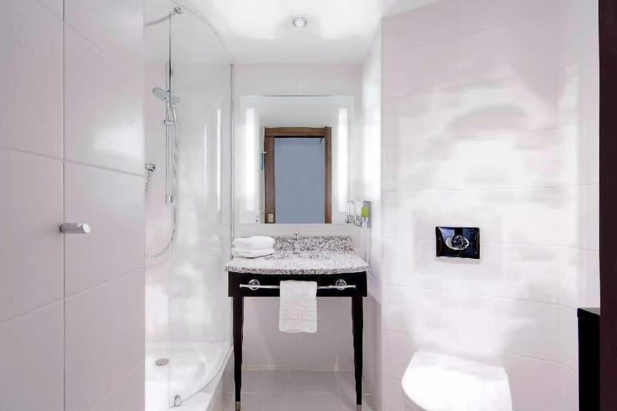 Bathroom | Shower, free toiletries, towels