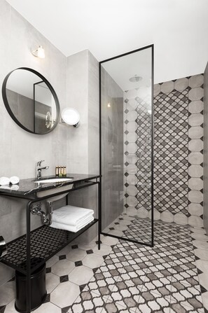 Habitación estándar | Baño | Ducha y bañera combinadas y artículos de higiene personal gratuitos