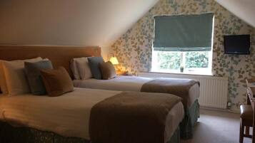 Premium Twin Room | 1 bedroom, desk, iron/ironing board, free WiFi