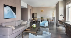 En 55-tommers LCD-TV med kabel-kanaler samt TV og iPod-dokkingstasjon