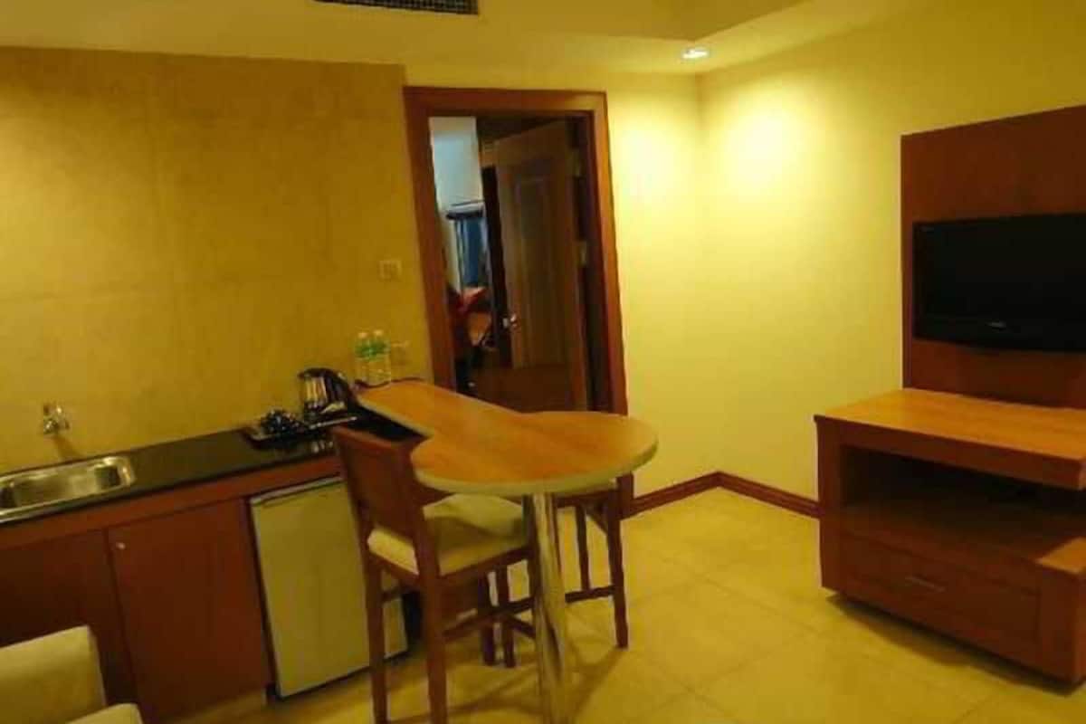 in-room safe, iron/ironing board