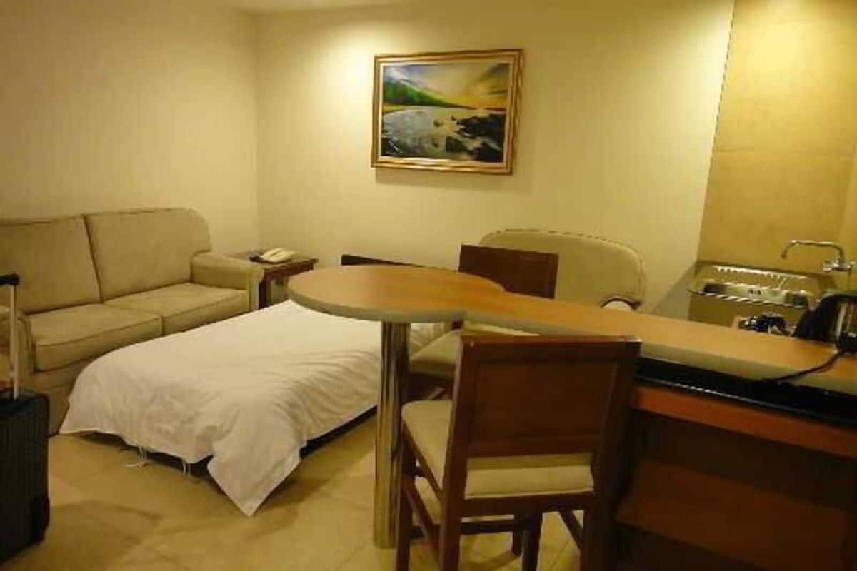 in-room safe, iron/ironing board