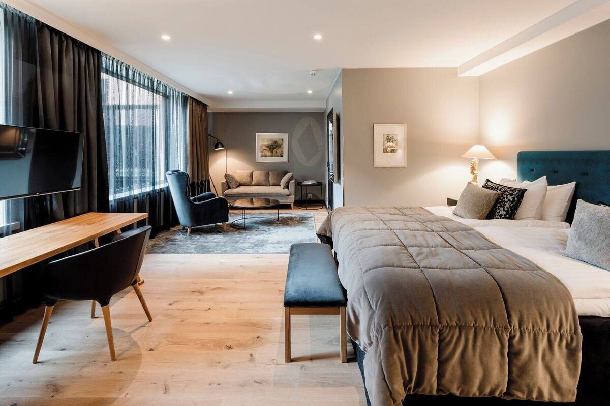Literie de qualité, couette en duvet, lit avec matelas à plateau-coussin