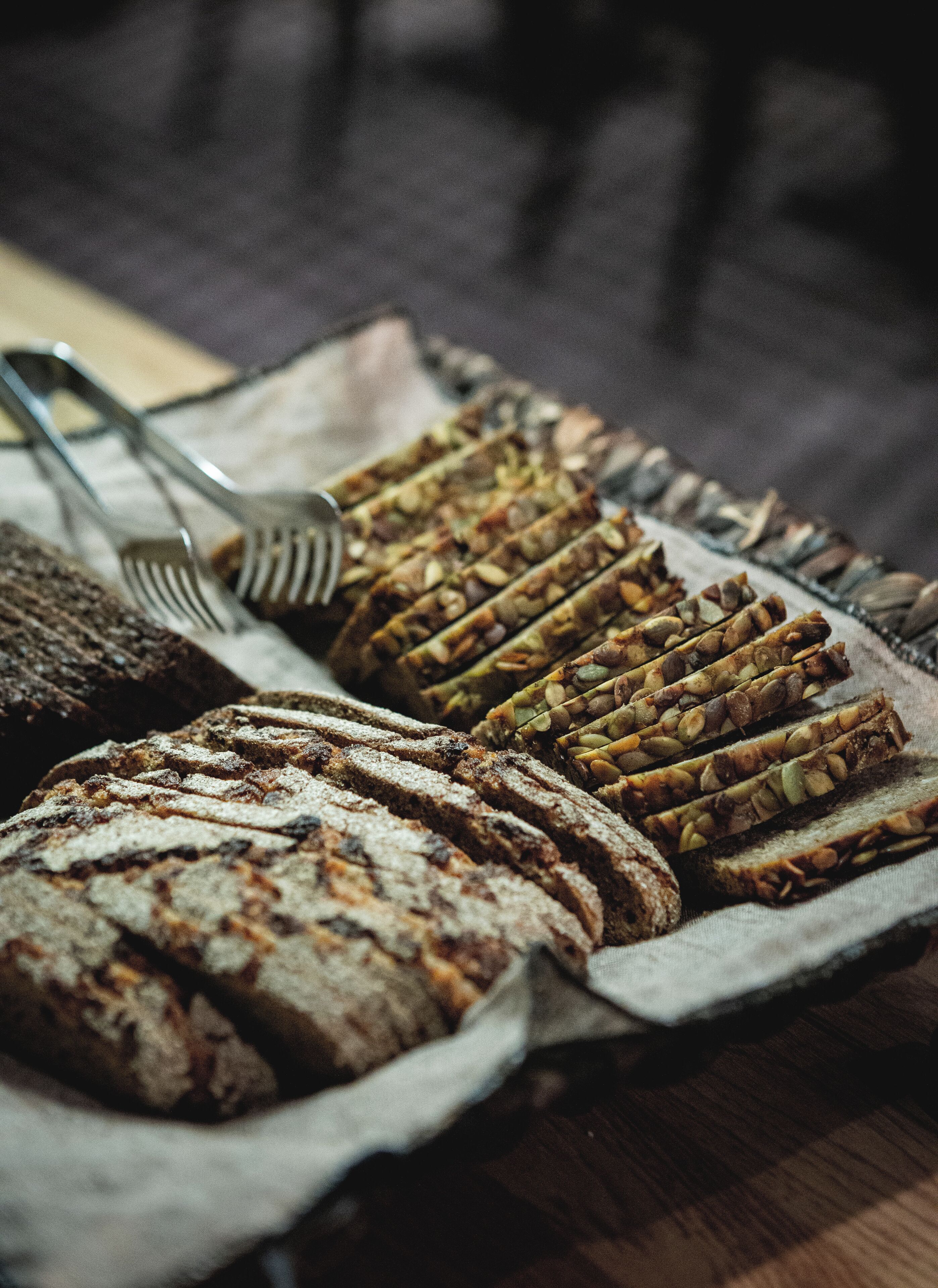 Variedad de panes y pasteles en una mesa de madera.