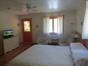 Egyptian cotton sheets, premium bedding, down comforters, free WiFi - Big Intervale Fishing Lodge (Big Intervale)