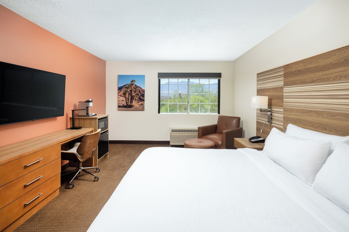 Room, 1 King Bed, Transfer Shower, Non Smoking (Mobility, Courtyard Access) | Iron/ironing board, WiFi (free), bed sheets