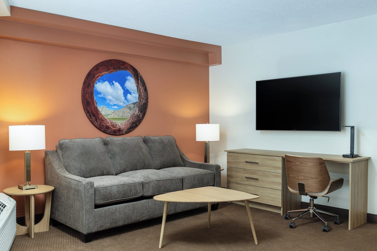 suite, 1 king bed, balcony | iron/ironing board, bed sheets