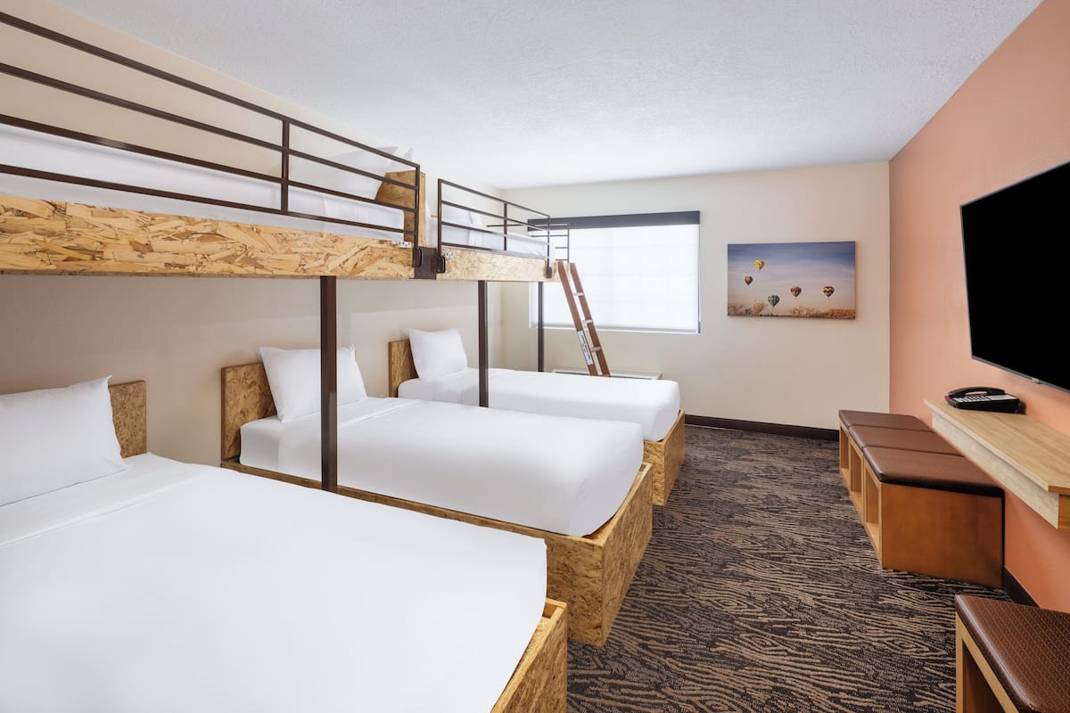 room, 1 double bed | iron/ironing board, bed sheets