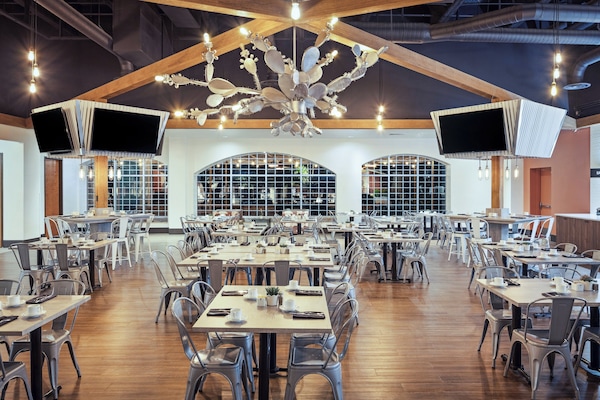 Breakfast and lunch served