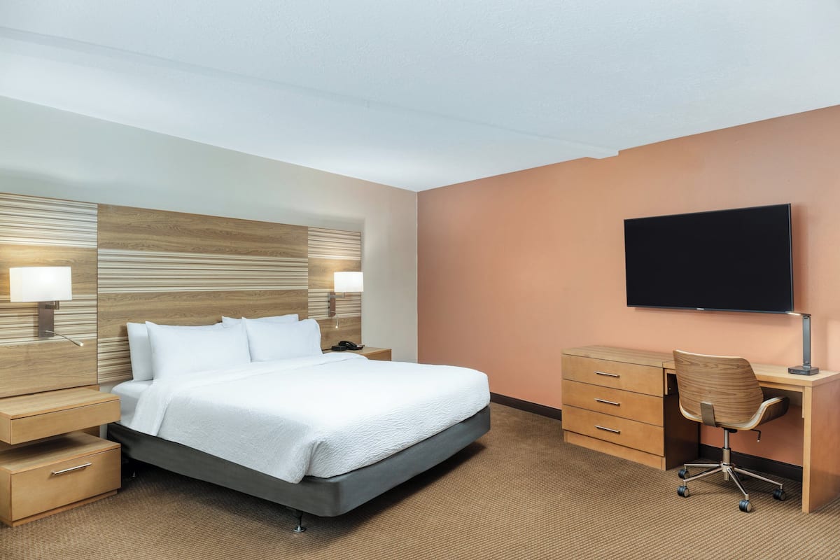 Suite - 1 kingsize-seng - handicapvenligt (Courtyard Access) | Strygejern/strygebræt, sengetøj
