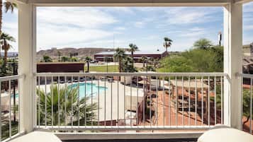 Suite, 1 cama King size, balcón | Tabla de planchar con plancha, wifi gratis y ropa de cama