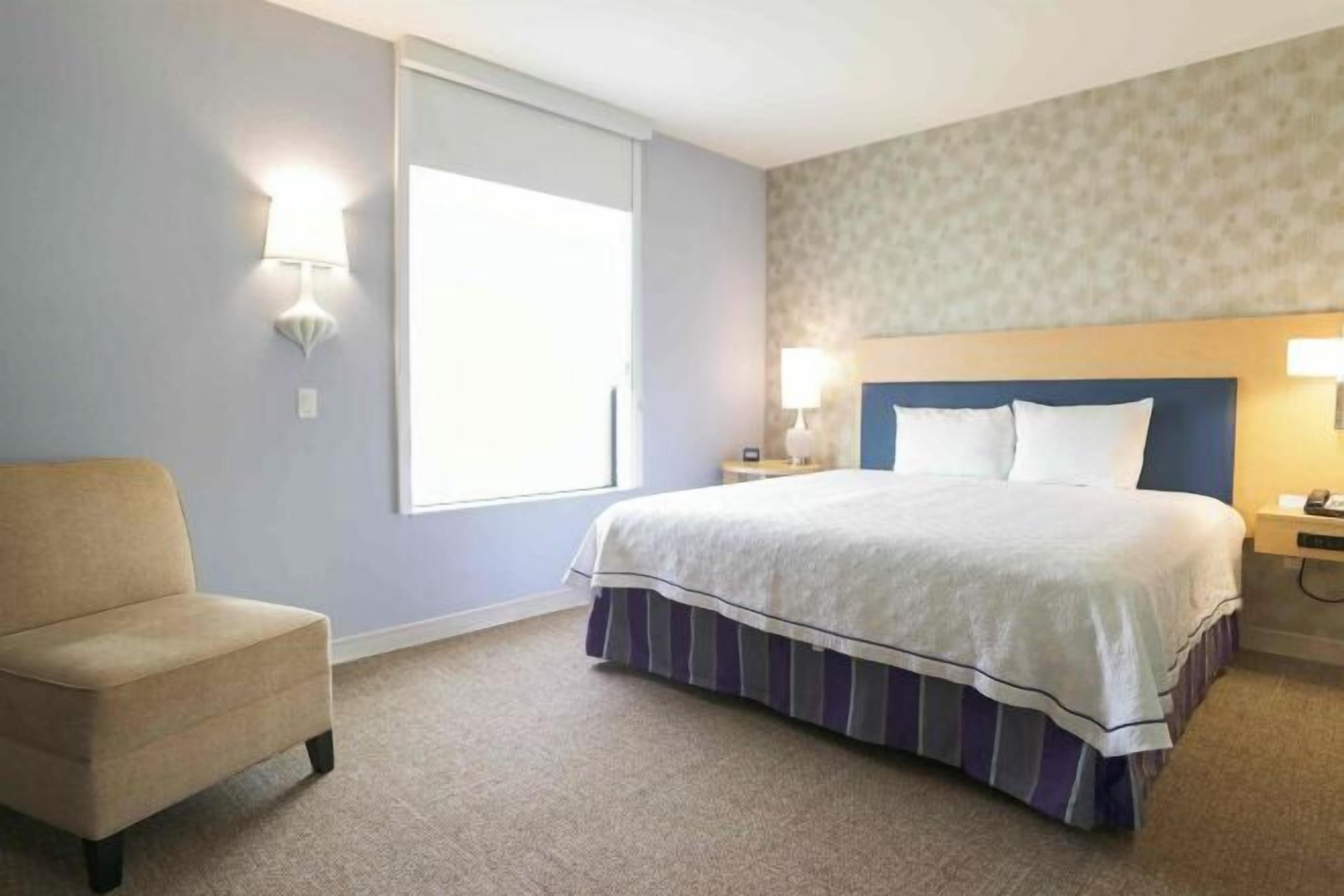 Safe på rommet, skrivebord og skrivebord for bærbar PC