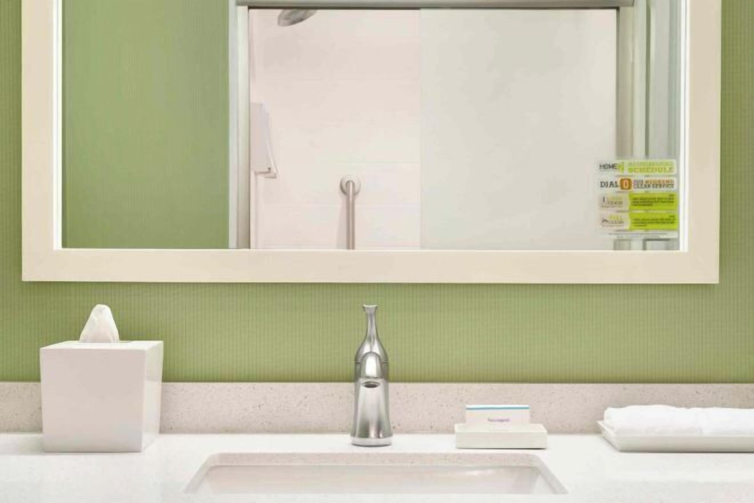 Toalettartikler (inkludert), hårføner og håndklær