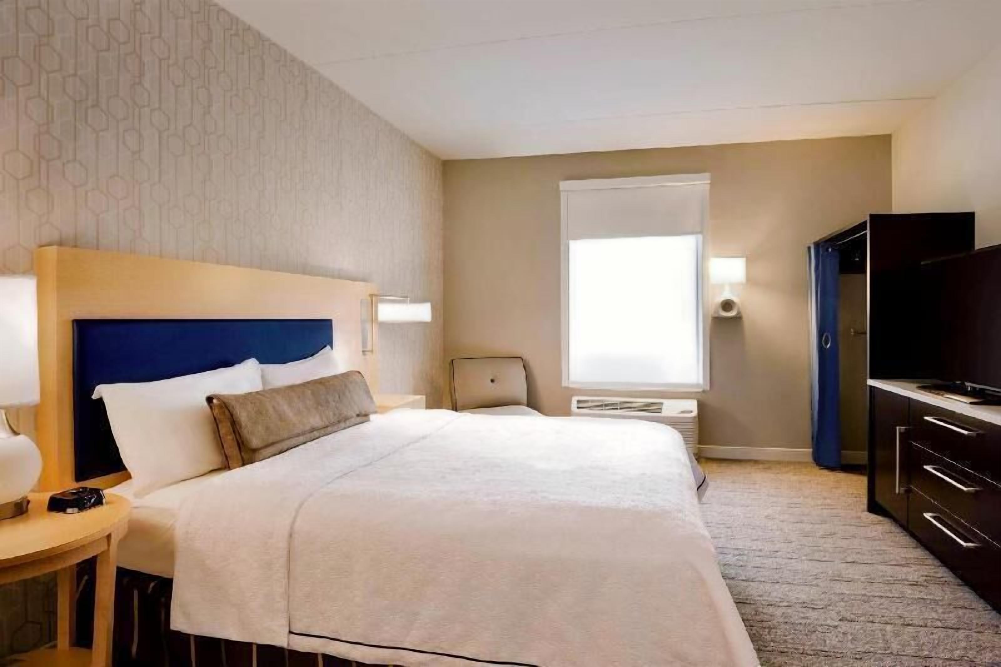Premium bedding, in-room safe, desk, blackout drapes