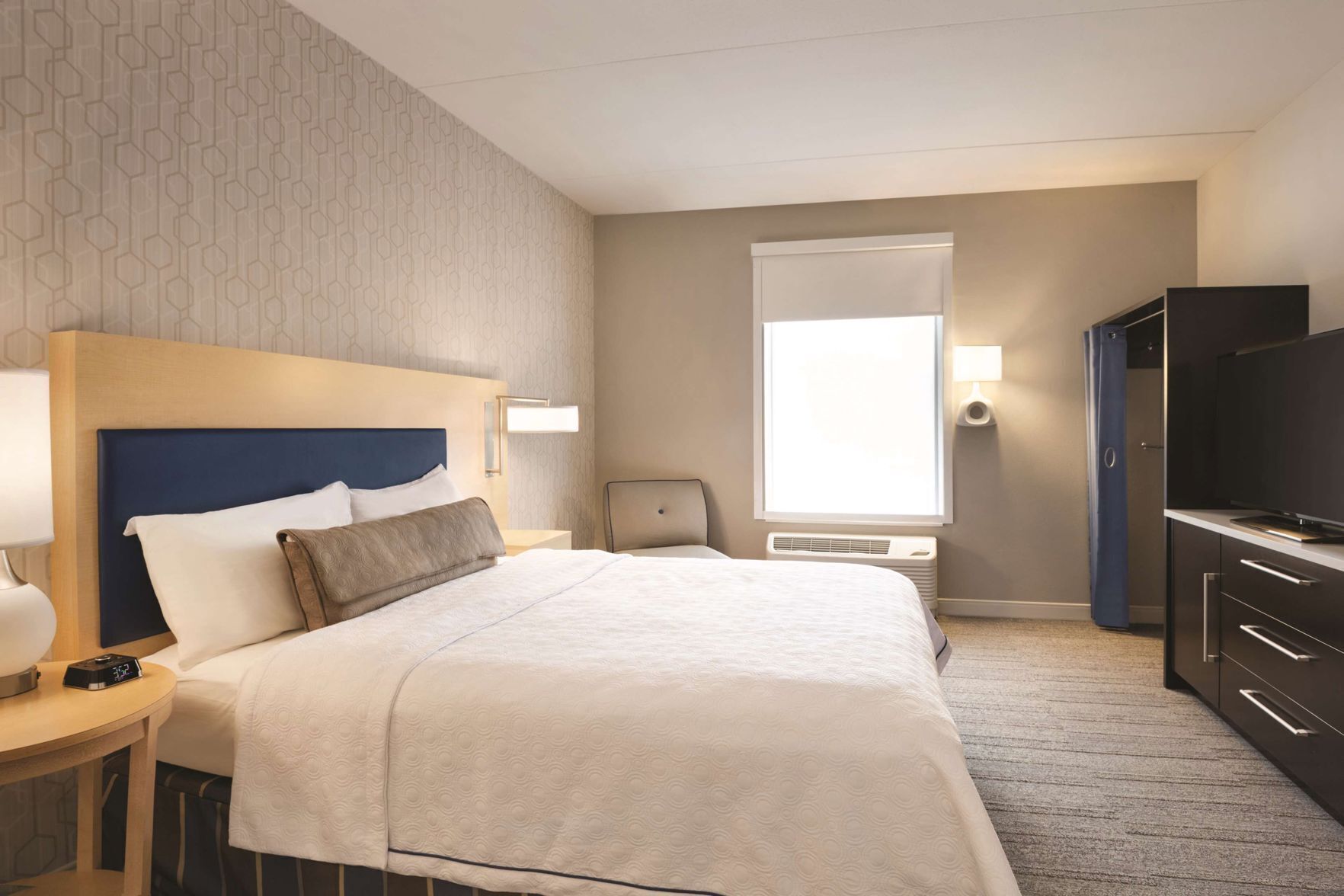 Premium bedding, in-room safe, desk, blackout drapes