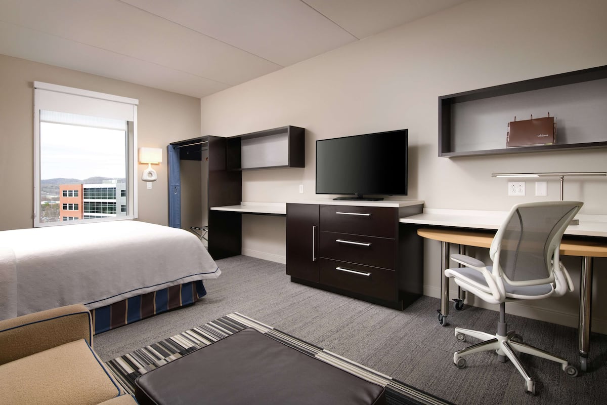 1 bedroom, premium bedding, in-room safe, desk