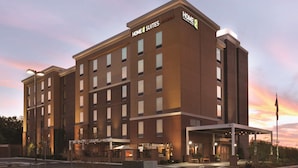 Un hotel de diseño moderno, con un letrero destacado que dice 'Home 4 Suites'.