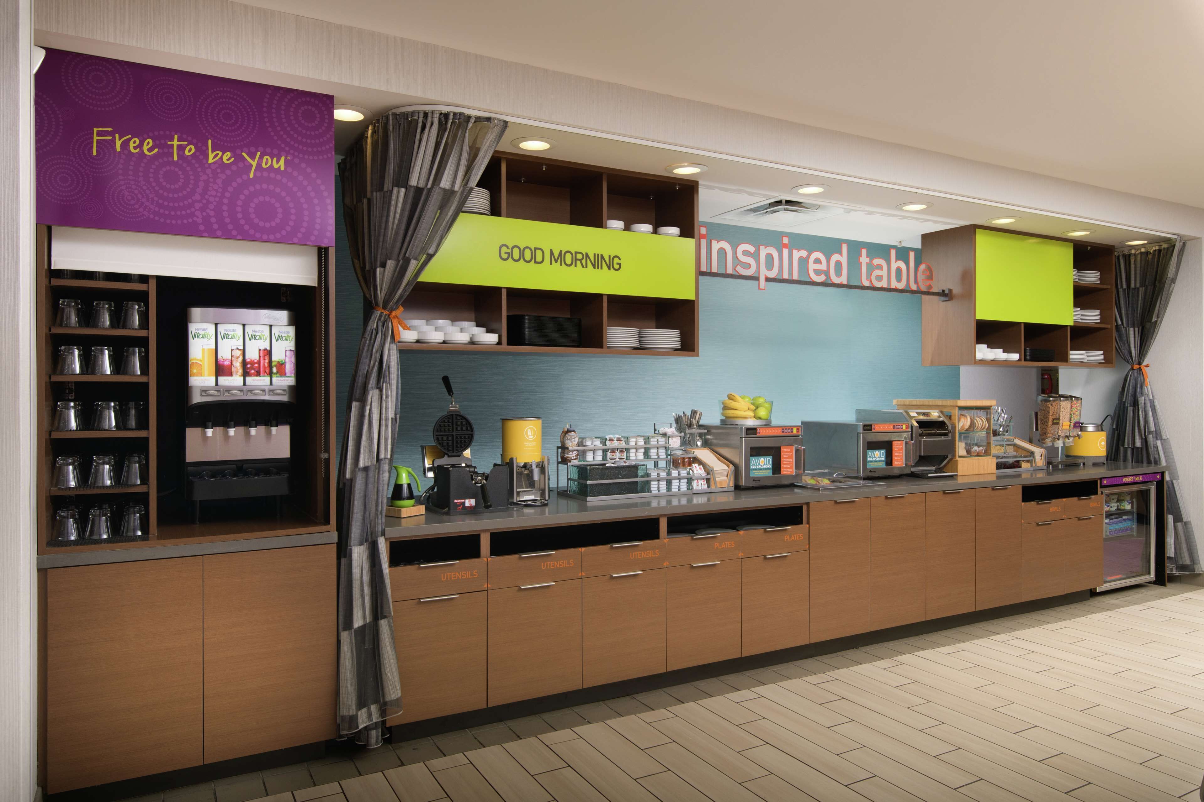 Ein Frühstücksbuffet mit einem Schild mit der Aufschrift 'Good Morning', einer Banderole mit 'Free to be you' und einem Schild mit 'Inspired table'.