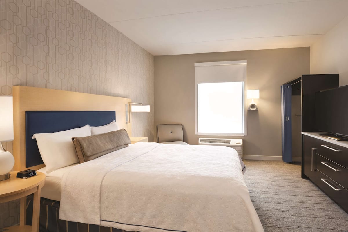 1 bedroom, premium bedding, in-room safe, desk