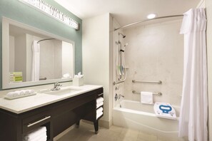 Artículos de tocador gratuitos, secador de pelo, toallas